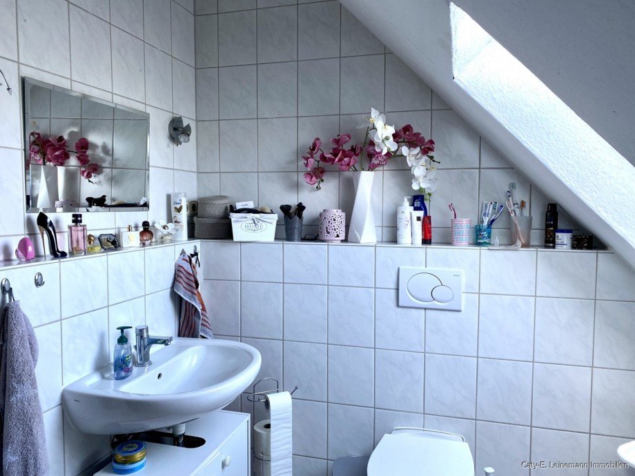 OG Badezimmer mit Badewanne Zweifamilienhaus Wathlingen