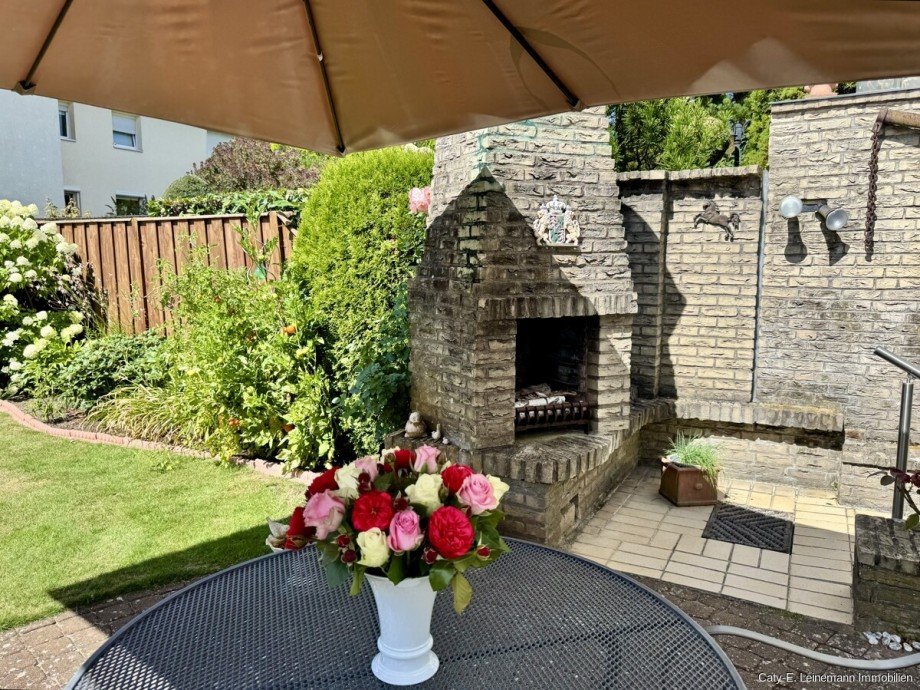 Garten Terrasse mit Kamin Reihenendhaus Isernhagen / Hohenhorster Bauerschaft