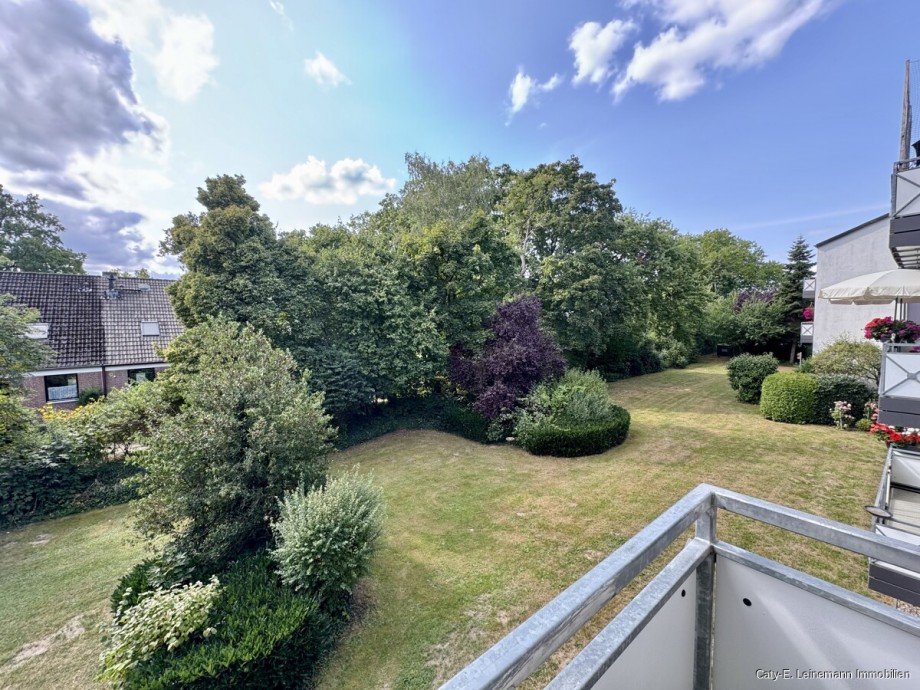 Ausblick von der Loggia Wohnzimmer Etagenwohnung Burgwedel / Gro�burgwedel