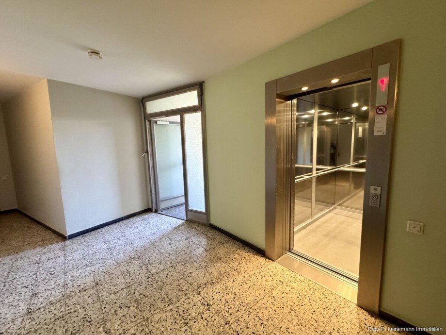 Treppenhaus mit Fahrstuhl Etagenwohnung Hannover Buchholz